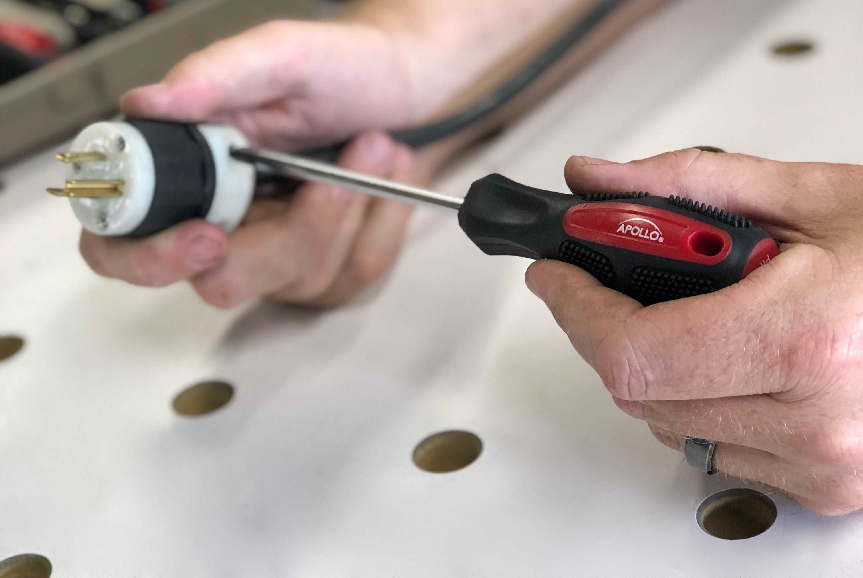 144 Stück Haushalts-Tool-Kit mit 4,8V Kabellos Schraubendreher - DT8422