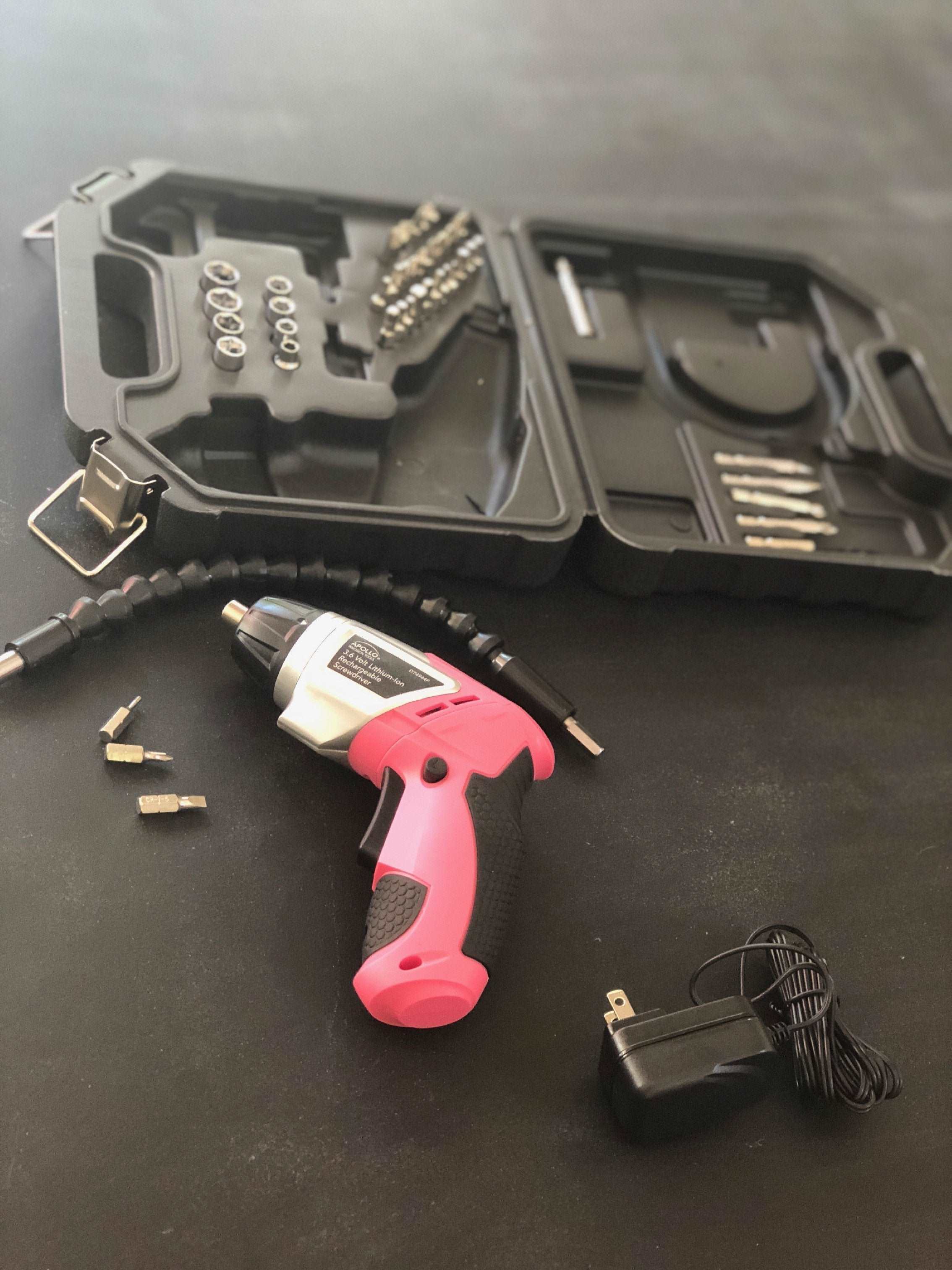 3,6 Volt Lithium-Ionen-Schraubendreher mit 45 Stück Zubehör-Set - Rosa DT4944P