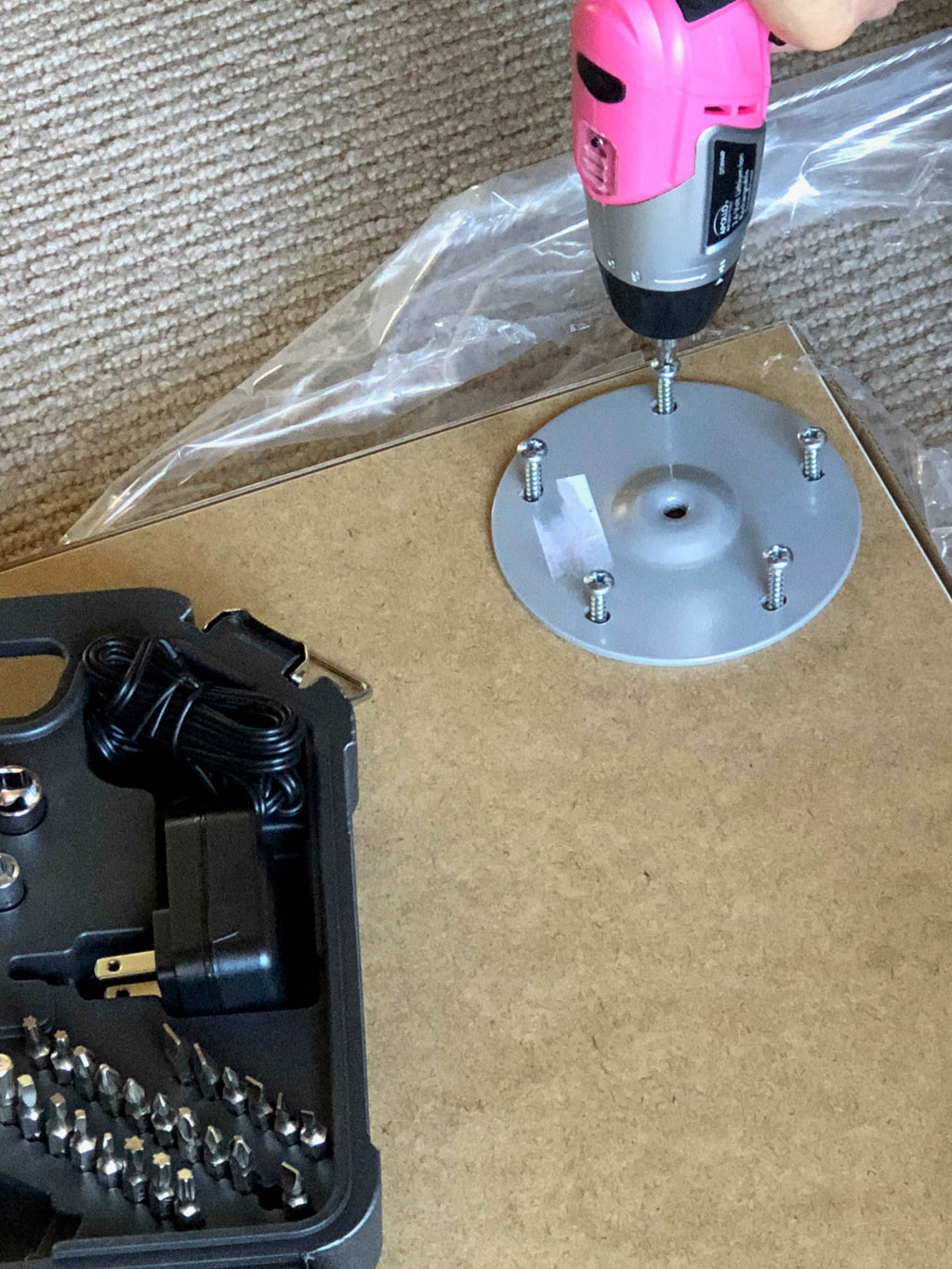 3,6 Volt Lithium-Ionen-Schraubendreher mit 45 Stück Zubehör-Set - Rosa DT4944P