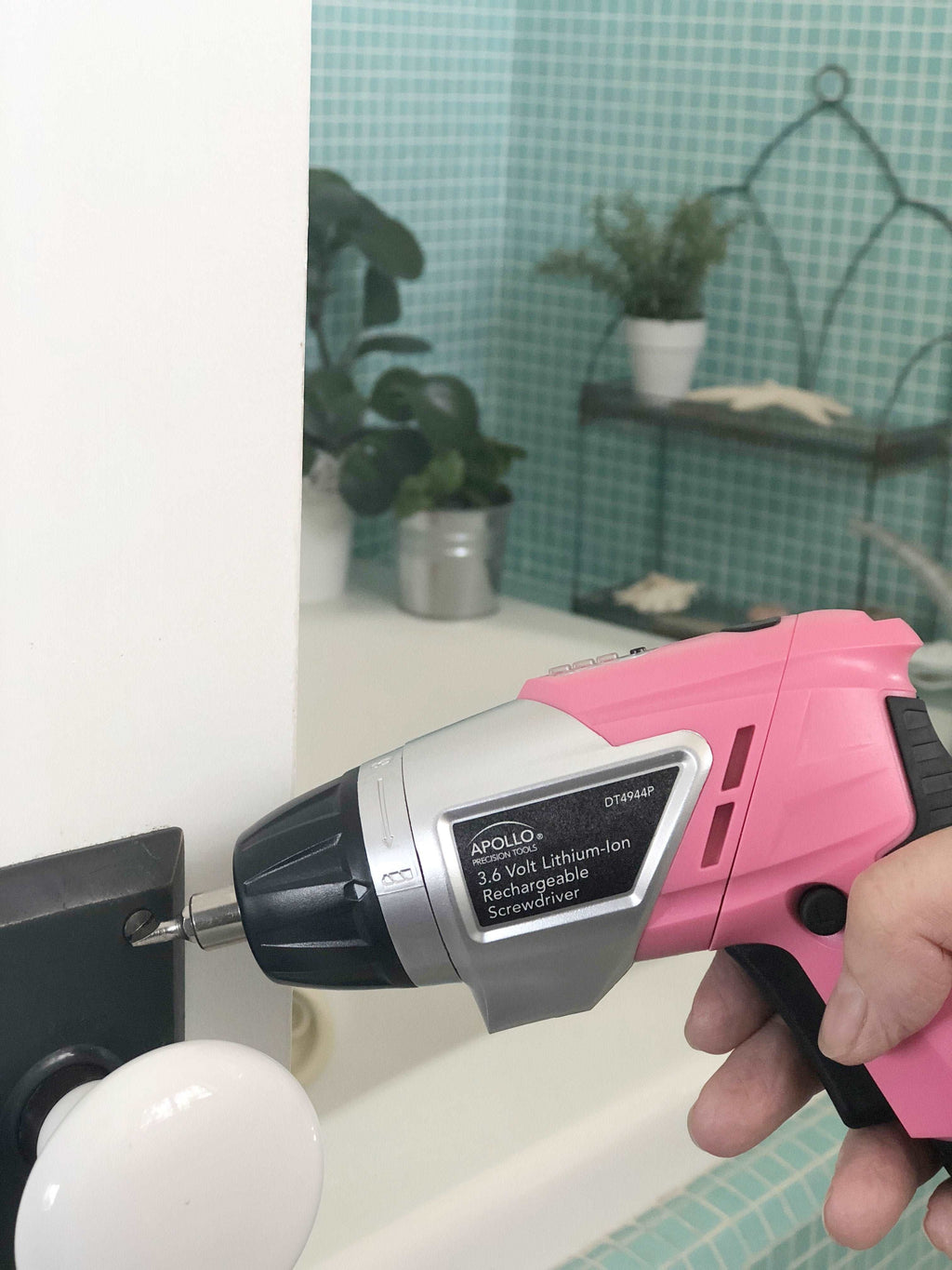 3,6 Volt Lithium-Ionen-Schraubendreher mit 45 Stück Zubehör-Set - Rosa DT4944P