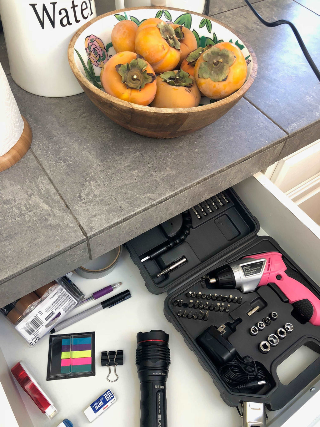 3,6 Volt Lithium-Ionen-Schraubendreher mit 45 Stück Zubehör-Set - Rosa DT4944P