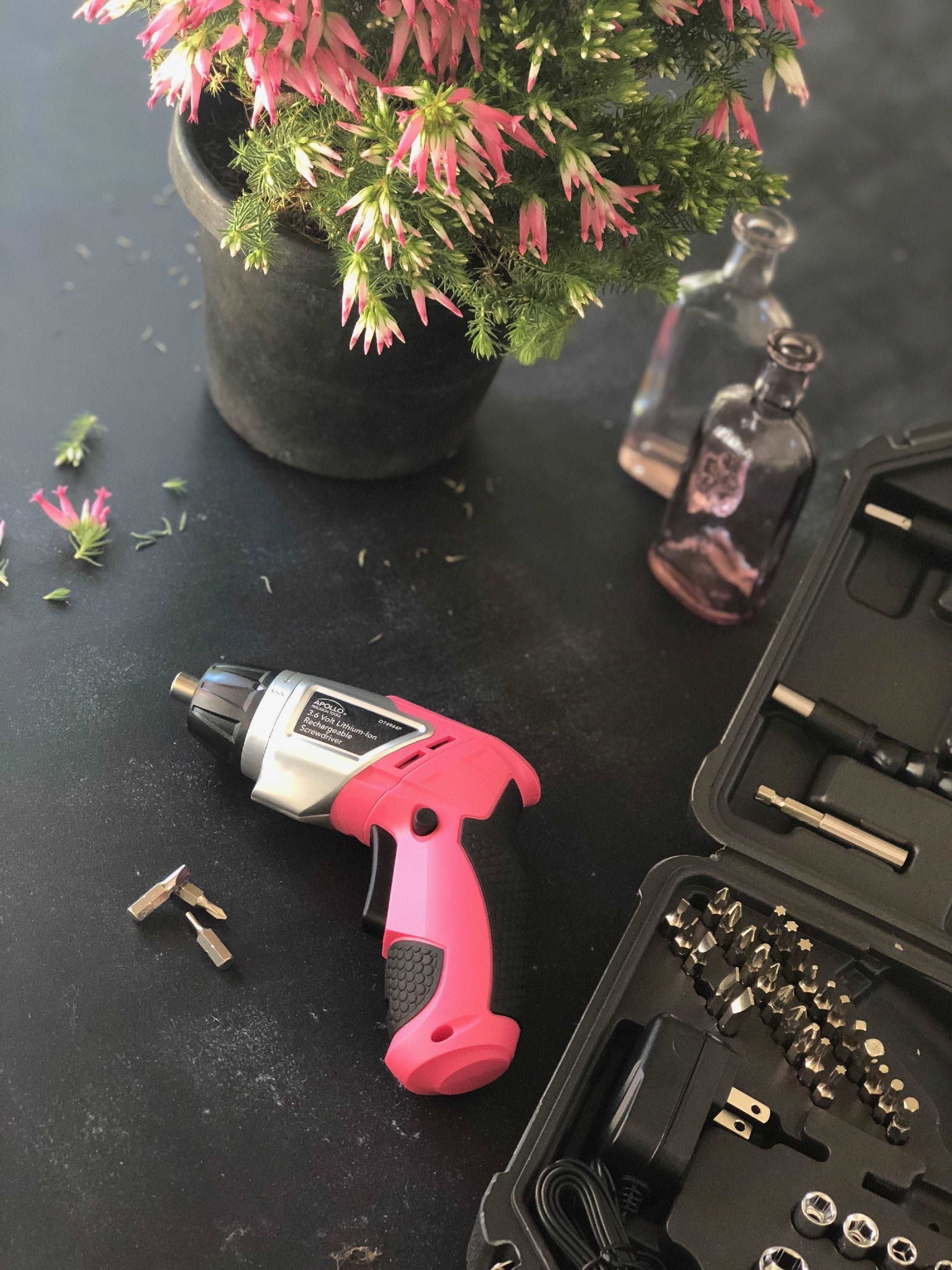 3,6 Volt Lithium-Ionen-Schraubendreher mit 45 Stück Zubehör-Set - Rosa DT4944P