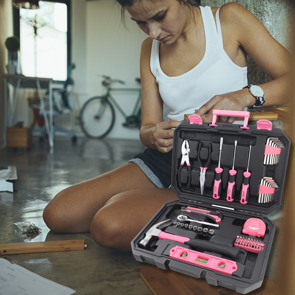 Wesentliches 65-Stück Rosa-Werkzeug-Set mit Socket-Set und meistgenutzten Werkzeugen für Do it Yourself Reparaturen und Wartung - DT0001P