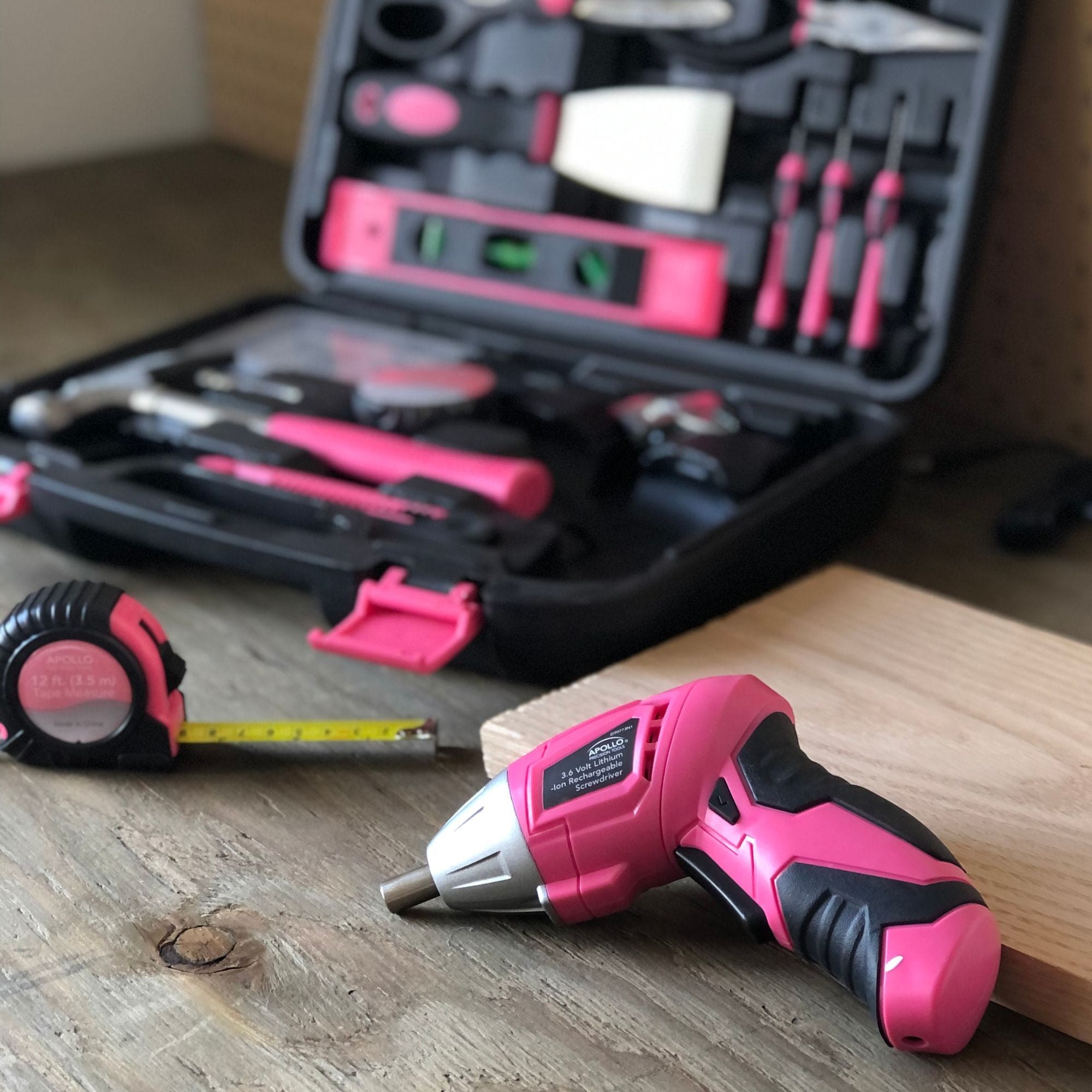 135 Stück Haushaltswerkzeug-Kit Rosa mit Schwenken Dual-Angle 3,6 Volt Lithium-Ionen-Kabellos Schraubendreher - DT0773N1