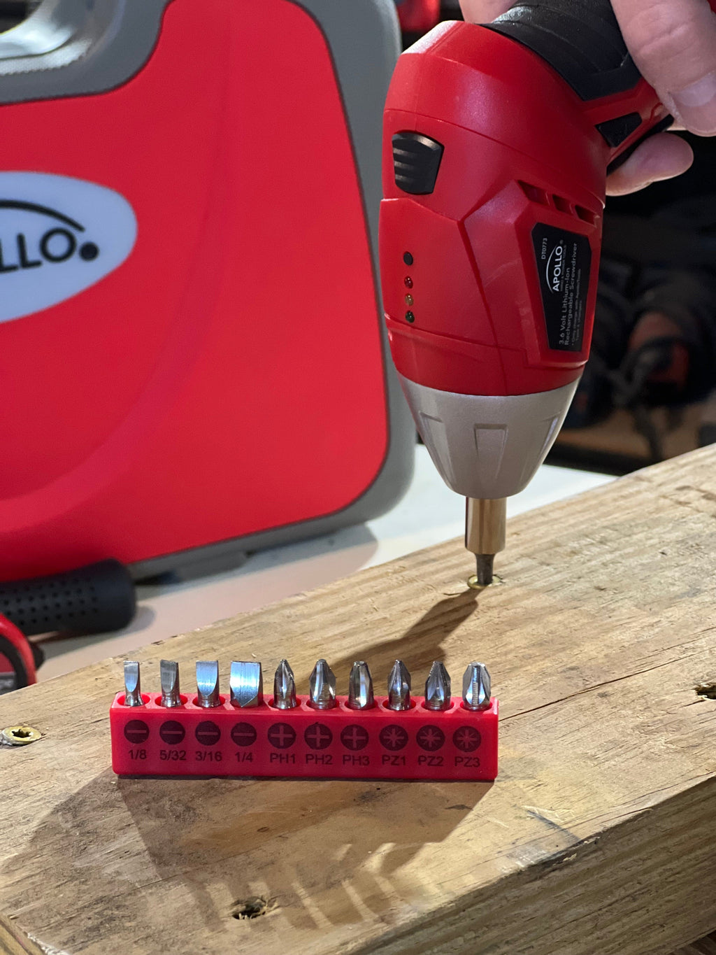 135 Stück Haushaltswerkzeug mit Schwenk-Dual-Winkel 3,6 Volt Lithium-Ionen-Kabellos-Schraubendreher - DT0773