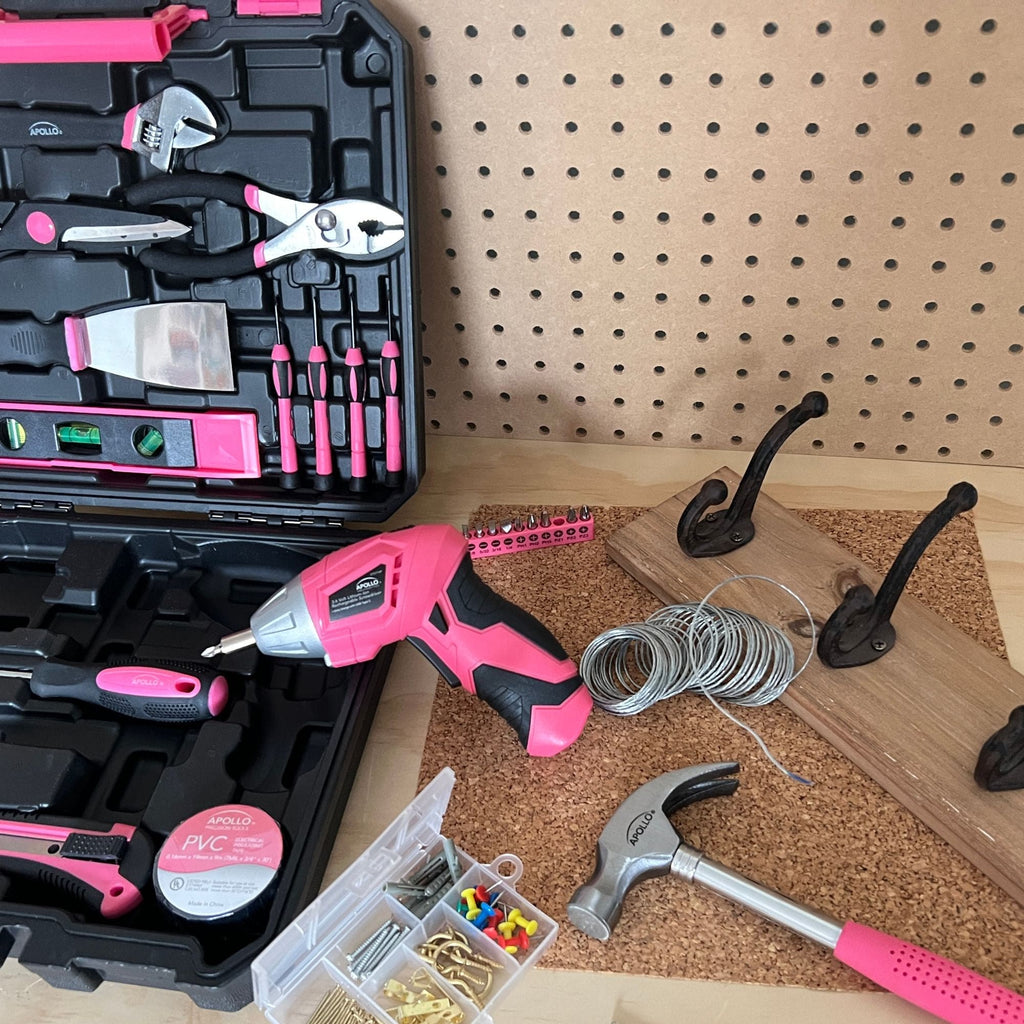 Neuer und verbesserter 135 Stück Rosa Haushaltswerkzeugsatz mit verschwenkendem Dual-Angle 3,6 Volt Lithium-Ionen-Kabellosschrauber im Hartgehäuse - DT0774P
