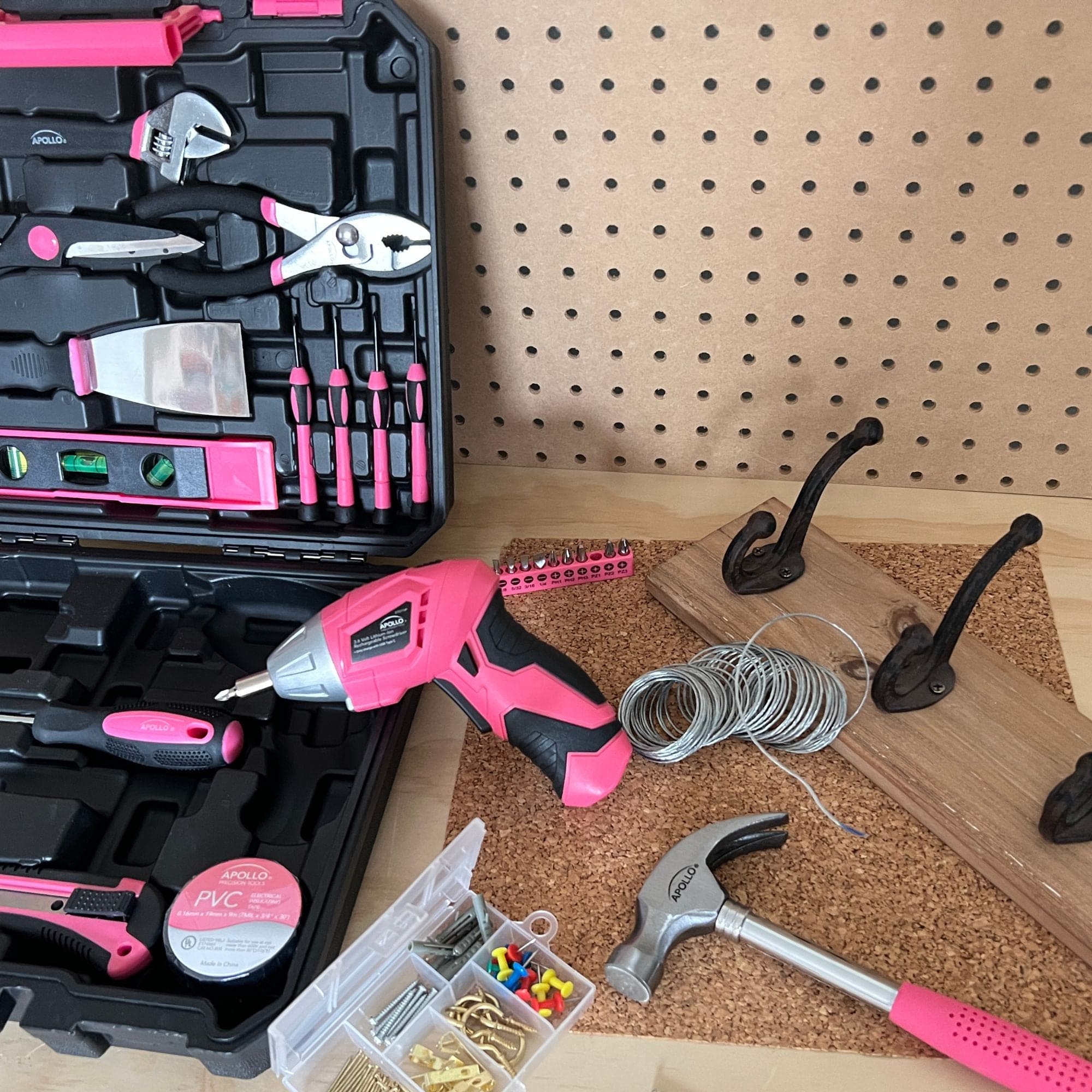 Neuer und verbesserter 135 Stück Rosa Haushaltswerkzeugsatz mit verschwenkendem Dual-Angle 3,6 Volt Lithium-Ionen-Kabellosschrauber im Hartgehäuse - DT0774P
