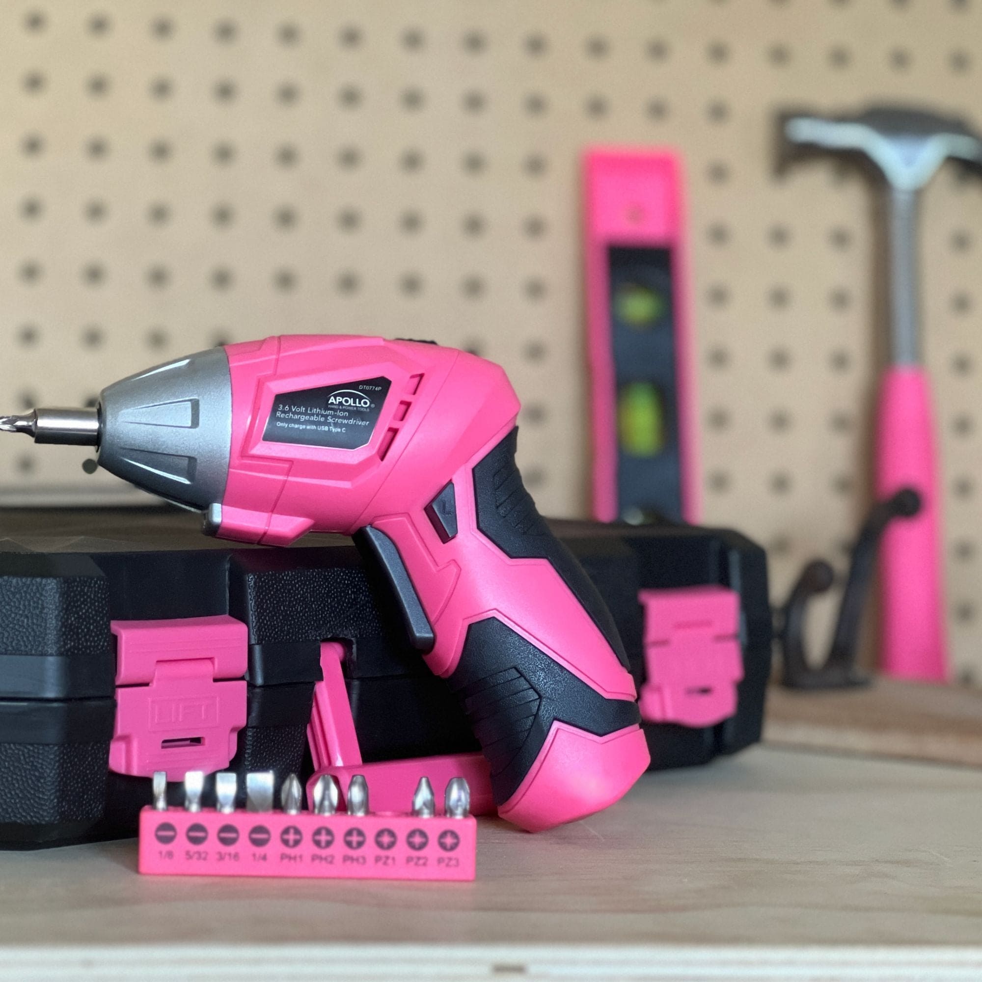 Neuer und verbesserter 135 Stück Rosa Haushaltswerkzeugsatz mit verschwenkendem Dual-Angle 3,6 Volt Lithium-Ionen-Kabellosschrauber im Hartgehäuse - DT0774P
