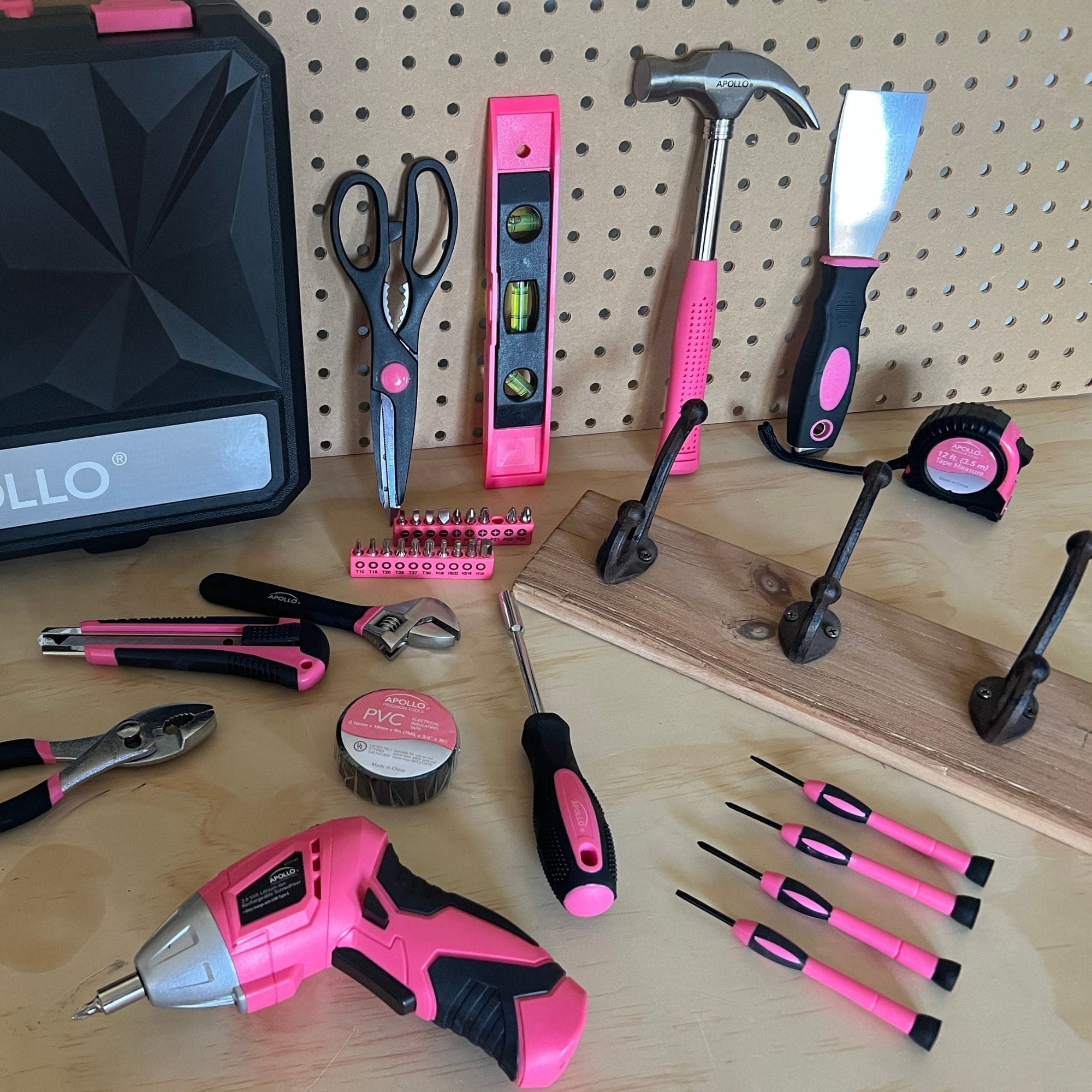 Neuer und verbesserter 135 Stück Rosa Haushaltswerkzeugsatz mit verschwenkendem Dual-Angle 3,6 Volt Lithium-Ionen-Kabellosschrauber im Hartgehäuse - DT0774P