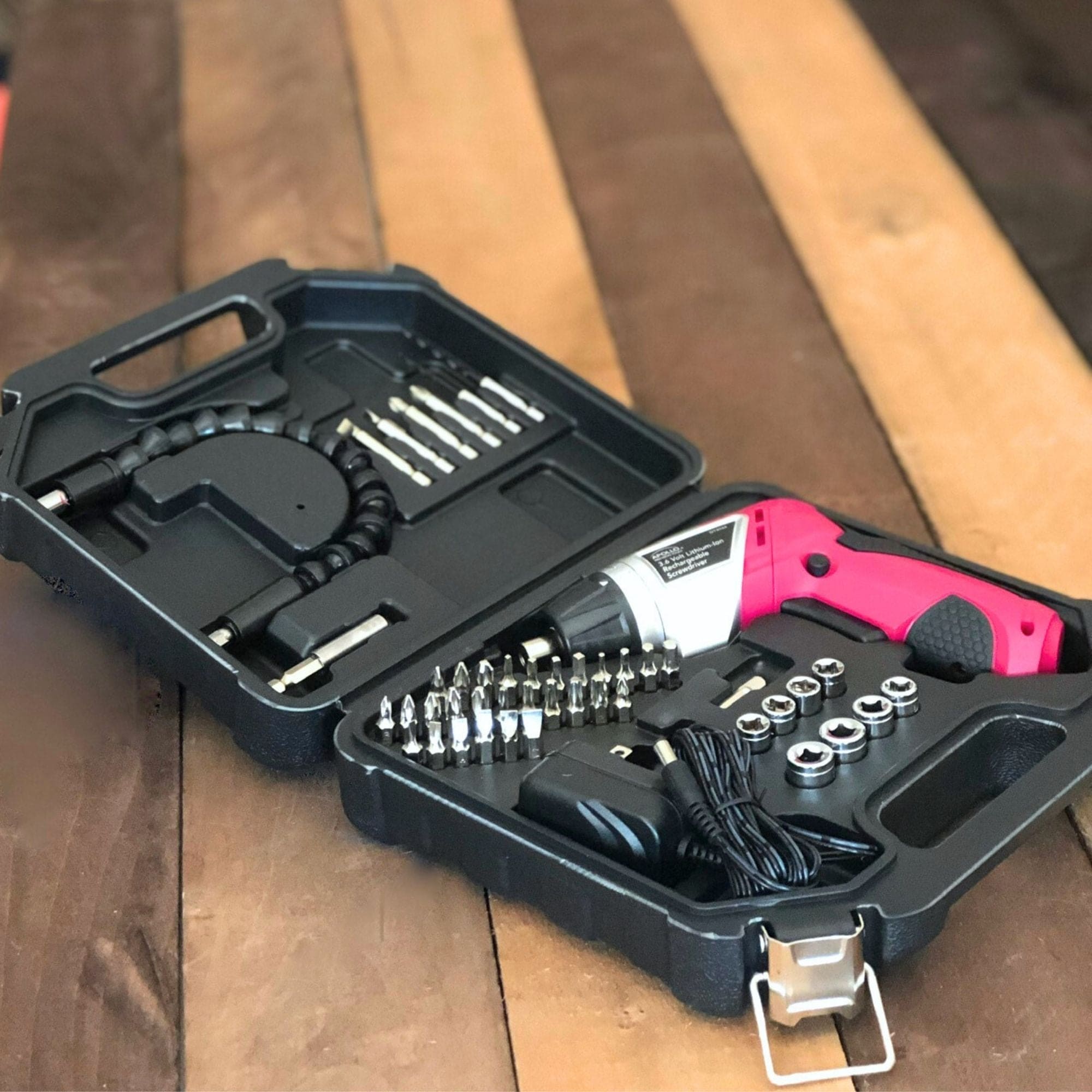 3,6 Volt Lithium-Ionen-Schraubendreher mit 45 Stück Zubehör-Set - Rosa DT4944P
