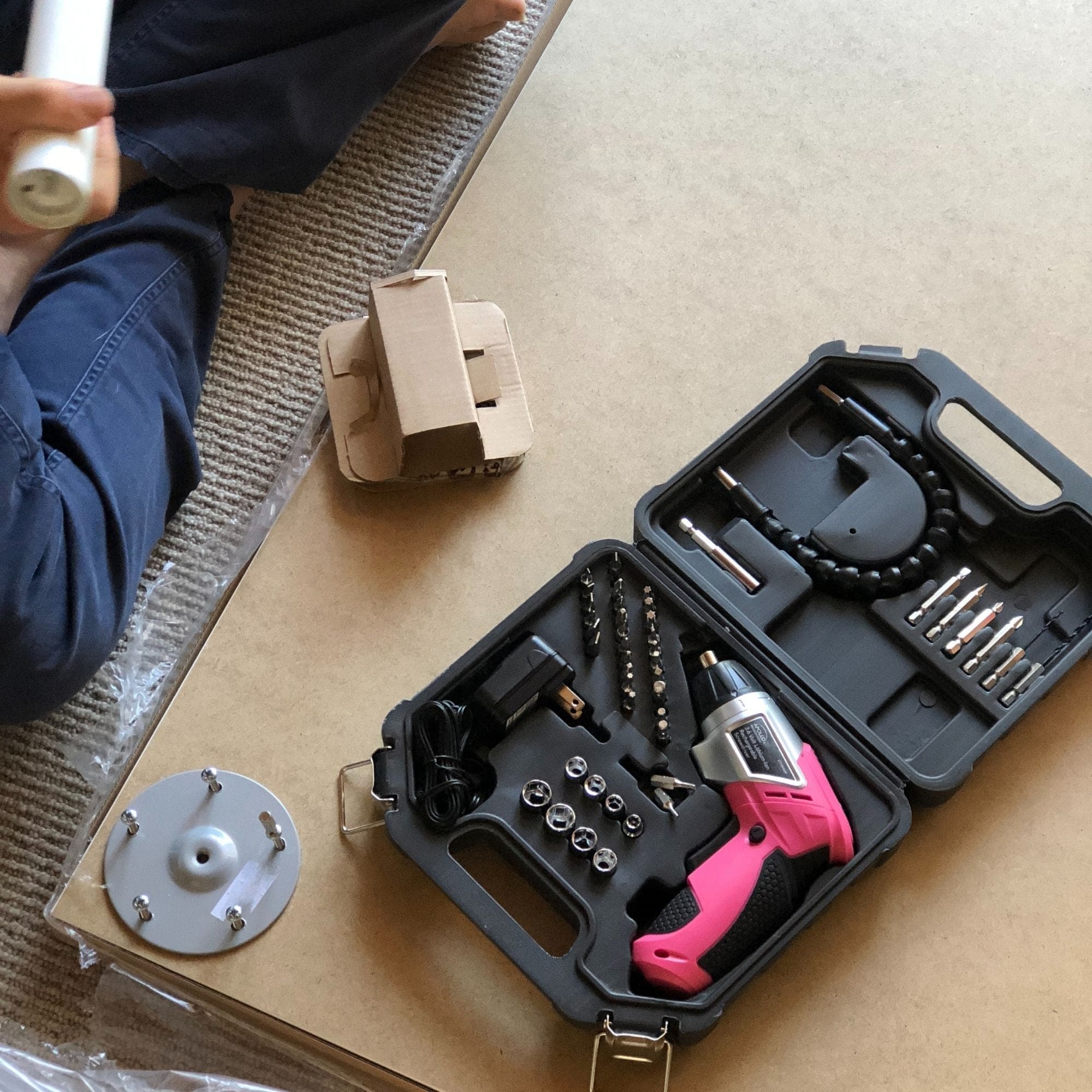 3,6 Volt Lithium-Ionen-Schraubendreher mit 45 Stück Zubehör-Set - Rosa DT4944P