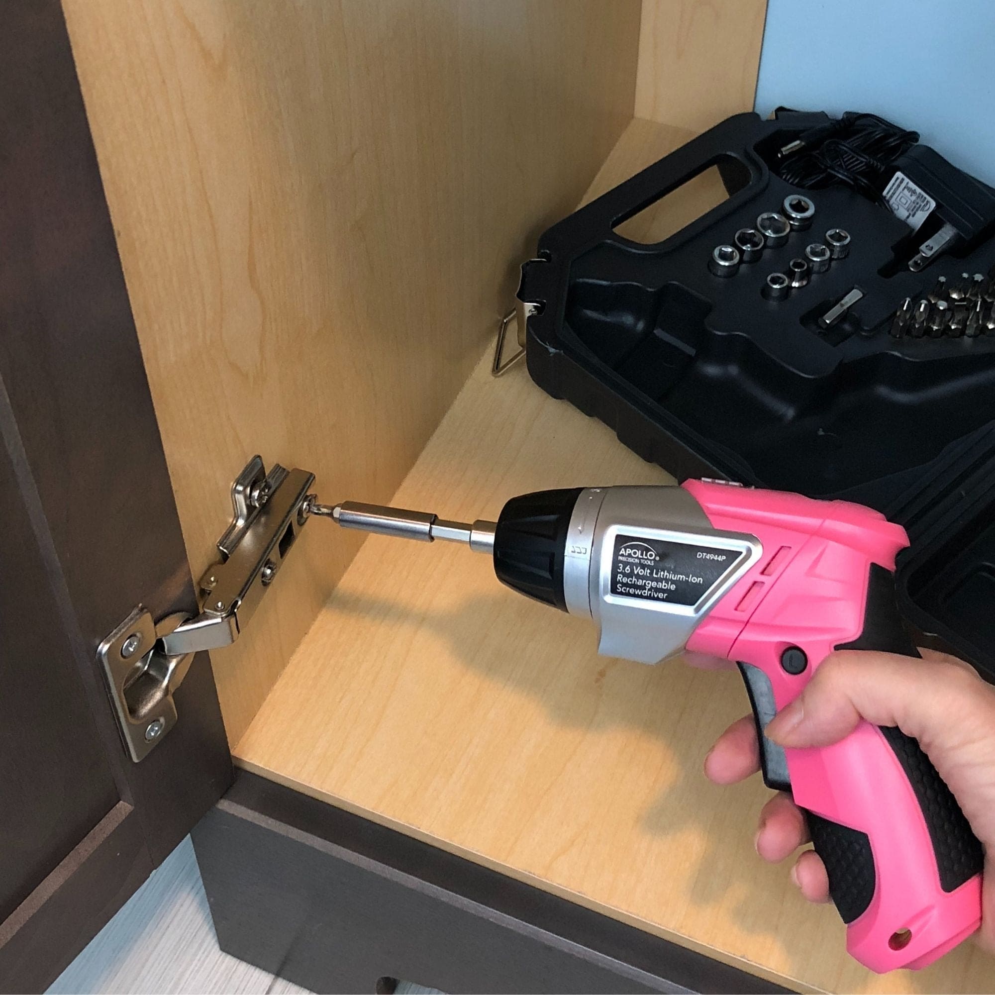 3,6 Volt Lithium-Ionen-Schraubendreher mit 45 Stück Zubehör-Set - Rosa DT4944P