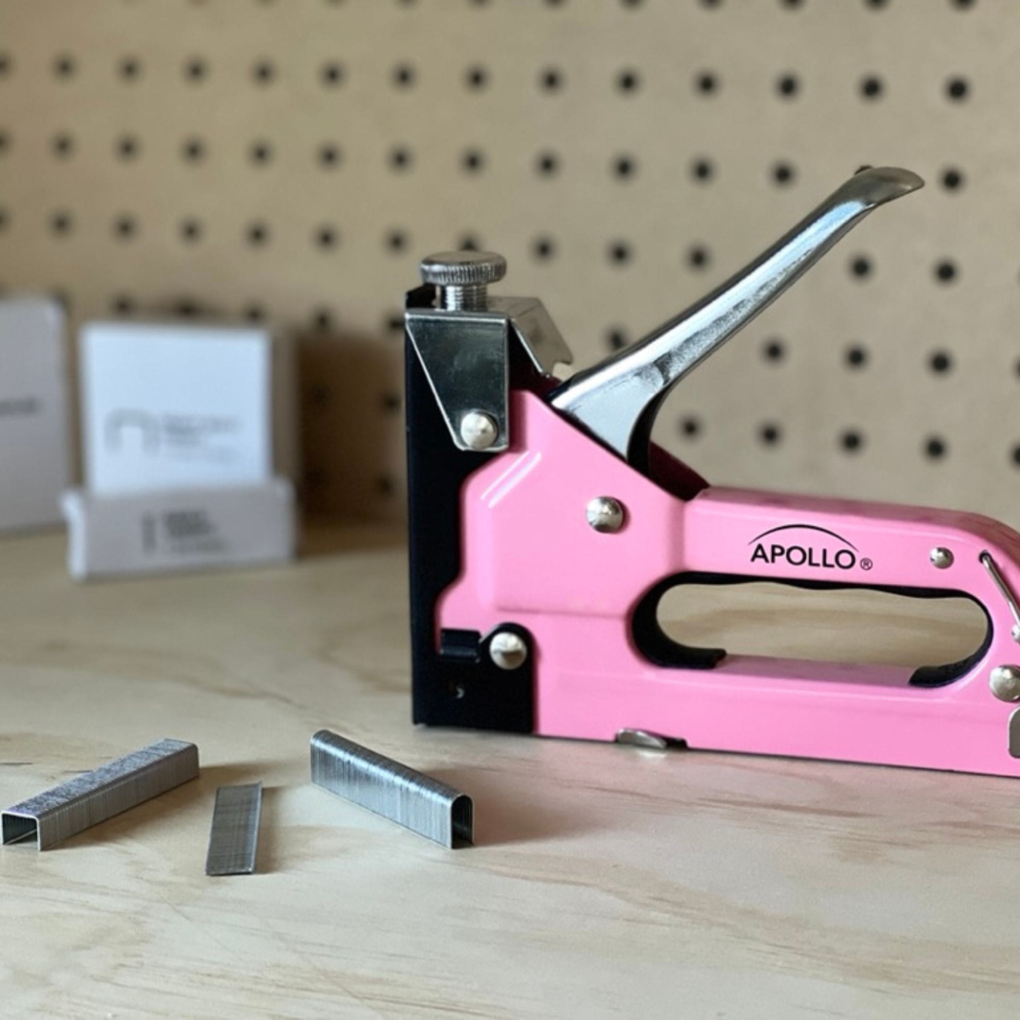 Rosa Stapler mit Power Adjustment Knob und 3000 Staples Sortiment - DT5020P