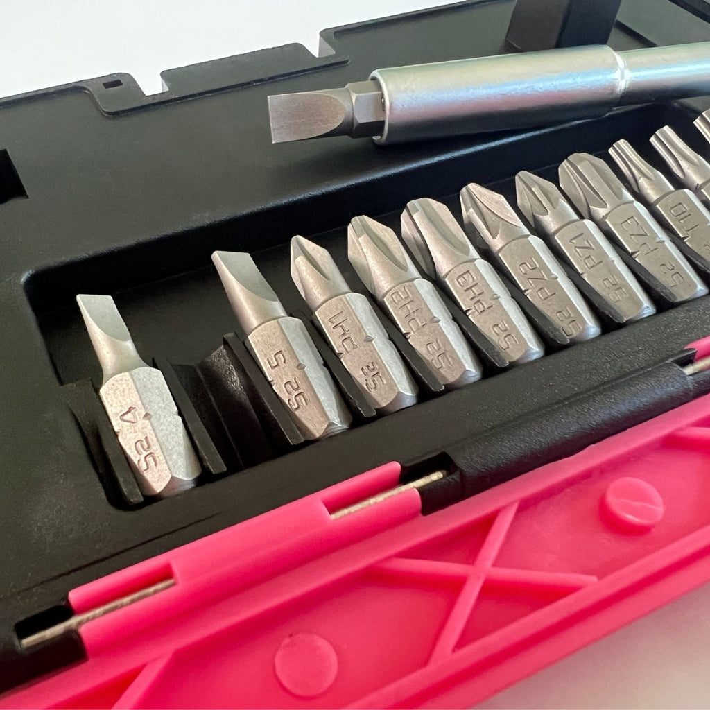 13-in-1-Ratcheting-Schraubendreher mit Bit-Set - Rosa - DT5021P