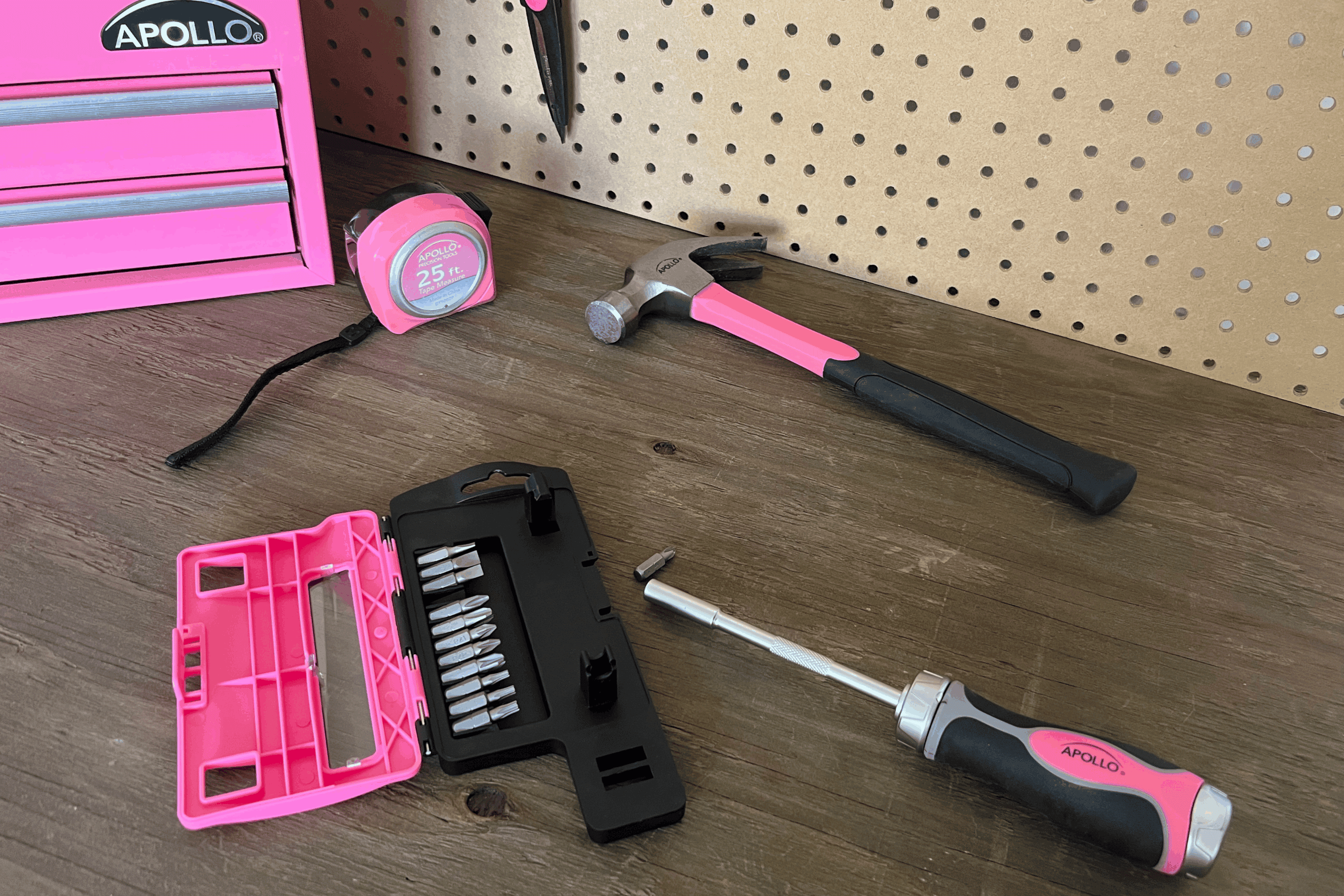 13-in-1-Ratcheting-Schraubendreher mit Bit-Set - Rosa - DT5021P