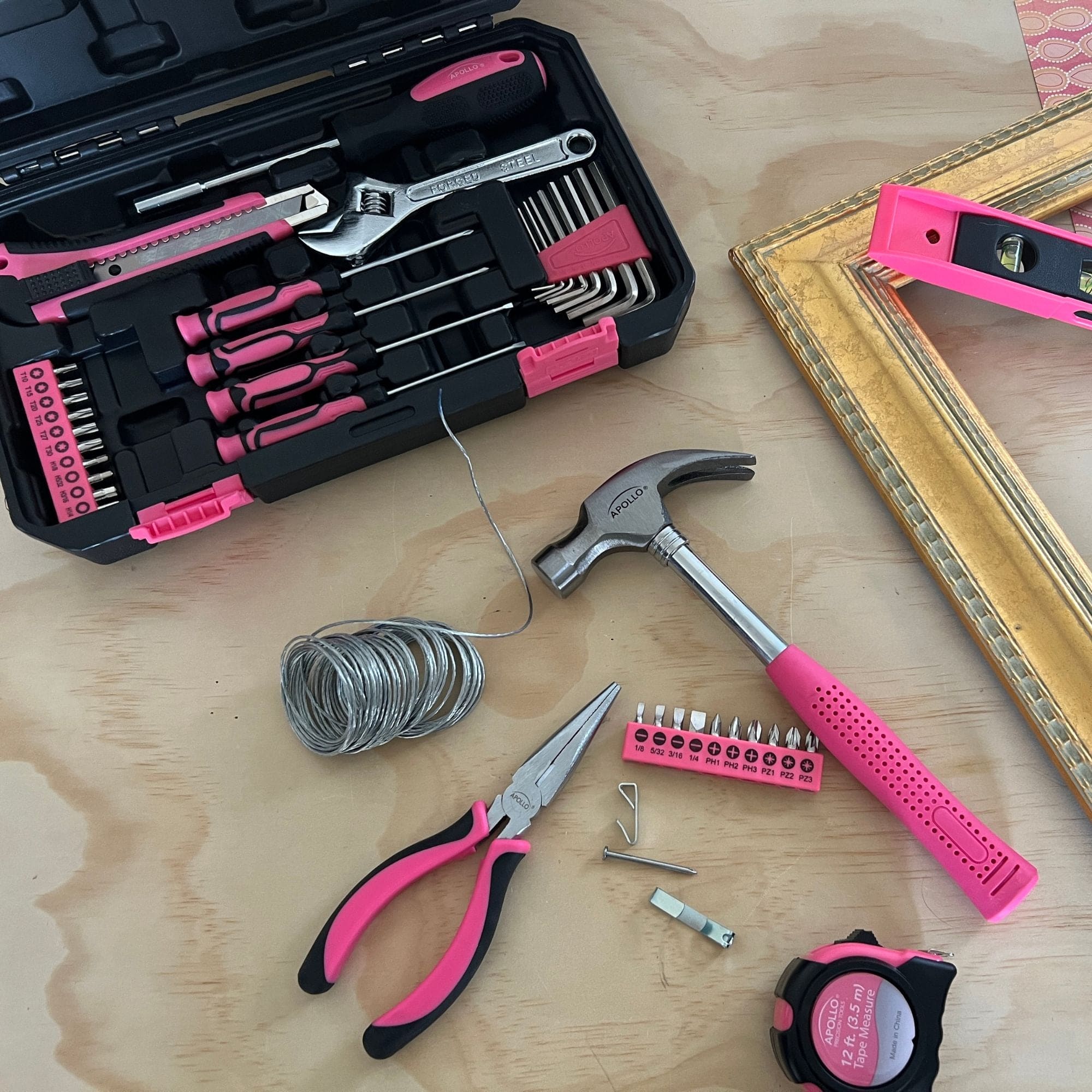 Apollo Tools Neues und verbessertes 39 Stück allgemeines Rosa-Werkzeug-Set im Aufbewahrungsgehäuse für die Wartung und Reparatur von Heimwerkern im täglichen Heim-