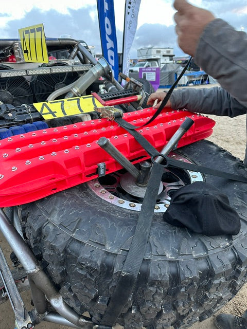 Ultimate Traction Recovery Board mit Stahlstopfen und Aufbewahrungsbeutel